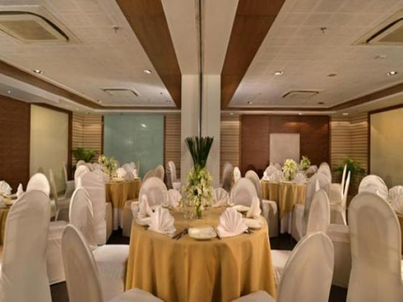 Hotel Majestic Court Sarovar Portico 4*