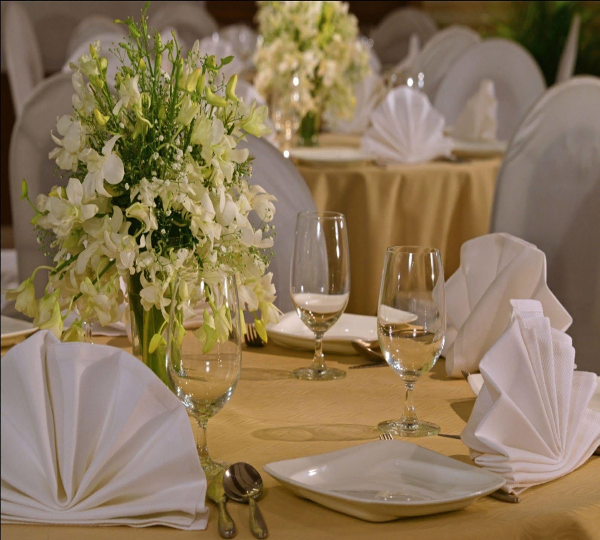 Hotel Majestic Court Sarovar Portico 4*