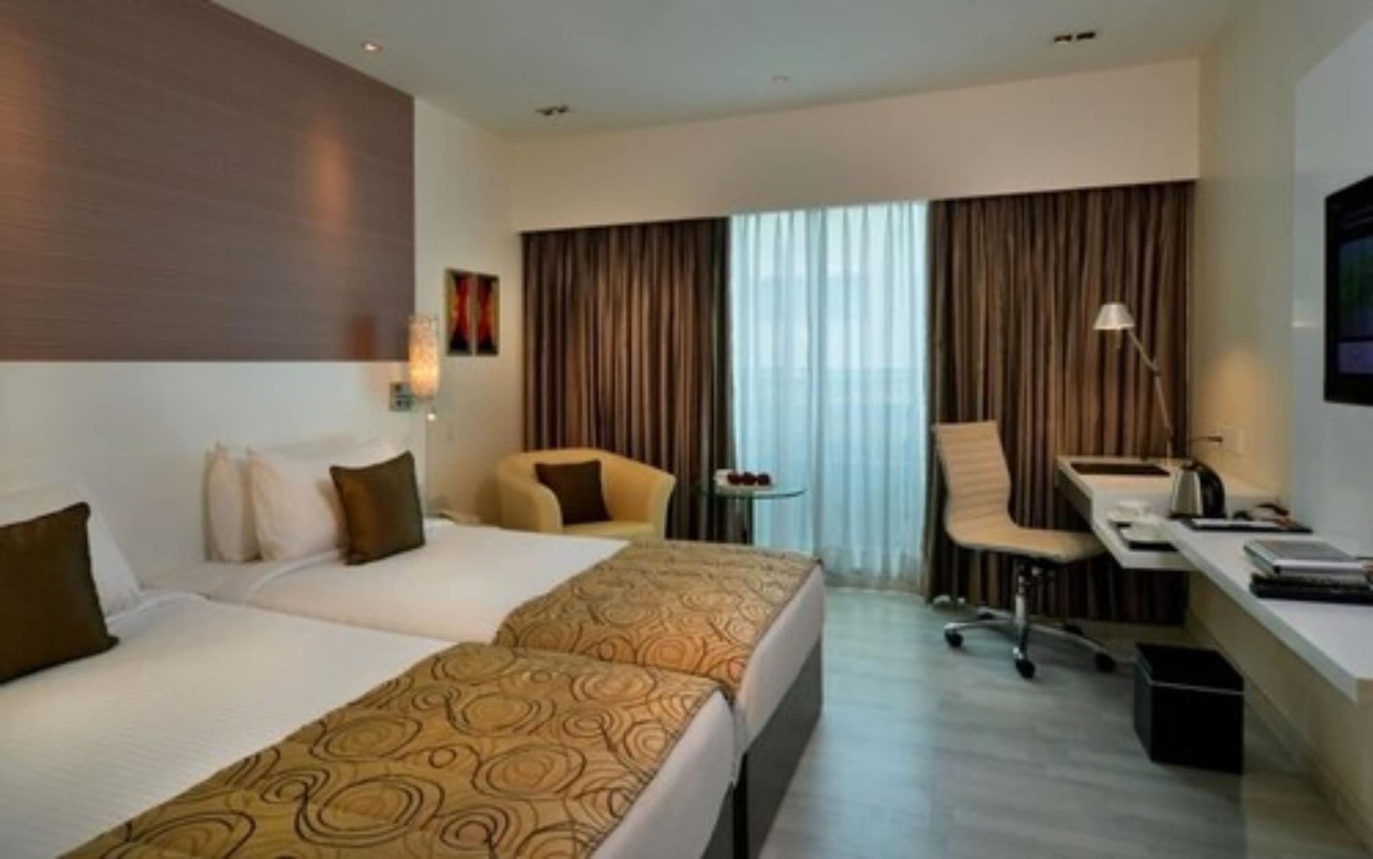 Hotel Majestic Court Sarovar Portico 4*